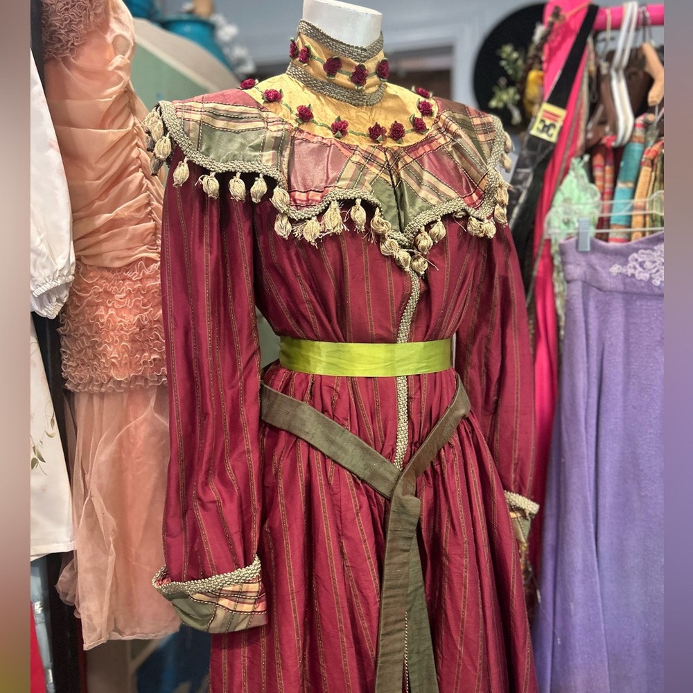 Victorian Rosette Robe - Picture 10 of 14